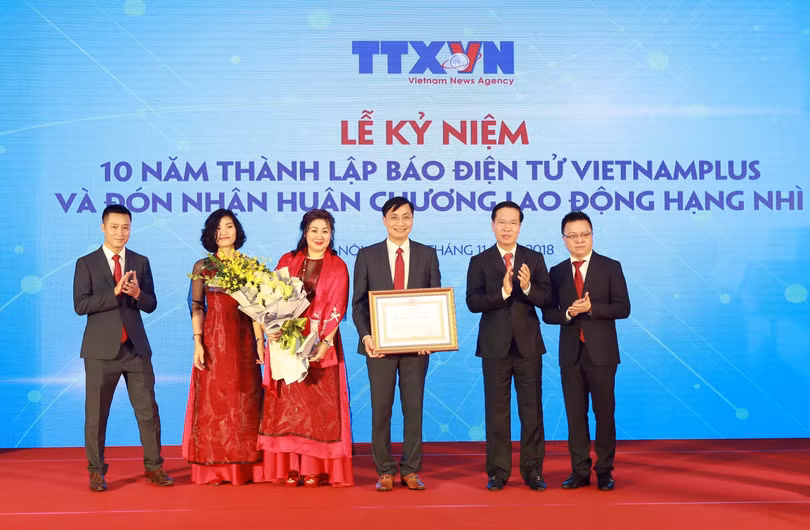 Ông Võ Văn Thưởng, Ủy viên Bộ Chính trị, Bí thư Trung ương Đảng, Trưởng Ban Tuyên giáo Trung ương tặng thưởng Huân chương Lao động hạng Nhì cho Báo điện tử VietnamPlus (TTXVN)