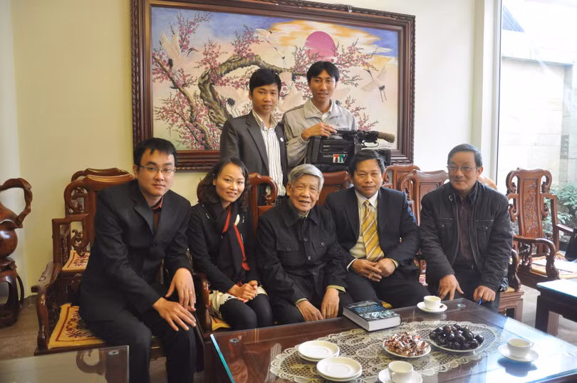 Nguyên Tổng Bí thư Lê Khả Phiêu với đoàn làm phim “Những người con ưu tú của xứ Thanh” Nguyên Tổng Bí thư Lê Khả Phiêu với đoàn làm phim “những người con ưu tú của xứ Thanh”