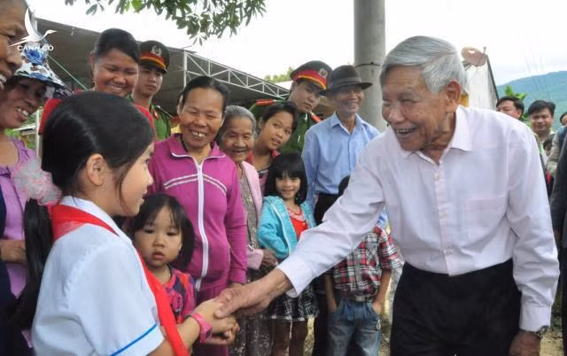 Nguyên Tổng Bí thư Lê Khả Phiêu thăm làng Phương Trung (Đại Quang, Đại Lộc, Quảng Nam) vào tháng 3/2016. Nguyên Tổng Bí thư Lê Khả Phiêu thăm làng Phương Trung (Đại Quang, Đại Lộc, Quảng Nam) vào tháng 3/2016.