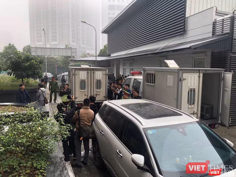 Các bị cáo lên xe rời tòa trong sự siết chặt an ninh và sự quan tâm cao độ của báo chí. Các bị cáo lên xe rời tòa trong sự siết chặt an ninh và sự quan tâm cao độ của báo chí.