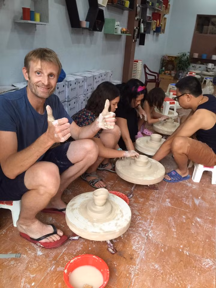 Trải nghiệm của du khách tại xưởng gốm Trải nghiệm của du khách tại xưởng gốm