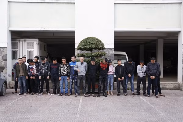 Các đối tượng tại cơ quan công an. Các đối tượng tại cơ quan công an.