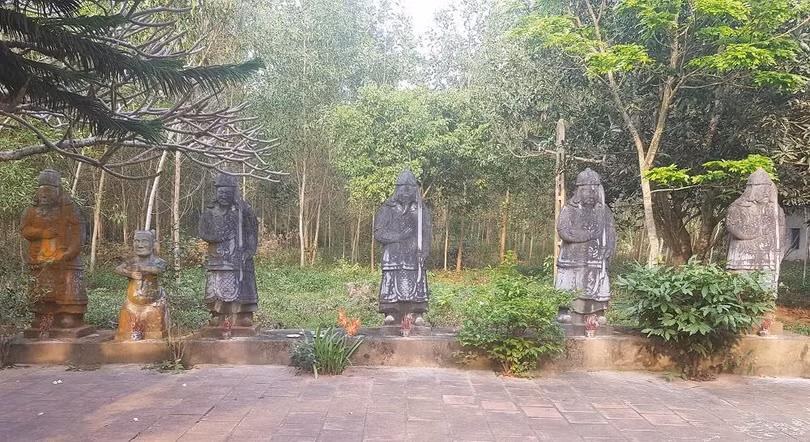 Những pho tượng từ cổ ở đình làng quê Những pho tượng từ cổ ở đình làng quê