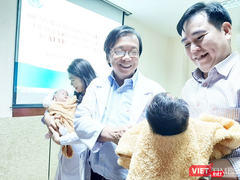 Lãnh đạo hai BV Nhi đồng 1 và BV Từ Dũ vui mừng trong ngày các bé được xuất viện