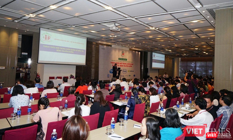 TS.BS Nguyễn Văn Vĩnh Châu – Giám đốc BV Bệnh nhiệt đới phát biểu tại hội nghị