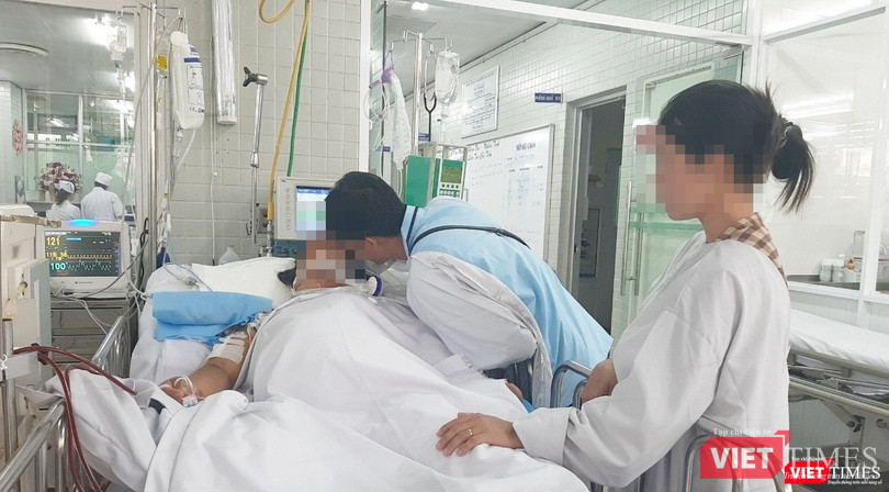 Người nhà bên cạnh sản phụ L.T.M.T tại khoa Hồi sức cấp cứu BV Chợ Rẫy Người nhà bên cạnh sản phụ L.T.M.T tại khoa Hồi sức cấp cứu BV Chợ Rẫy