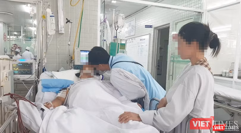 Người nhà bên cạnh sản phụ L.T.M.T tại khoa Hồi sức cấp cứu BV Chợ Rẫy