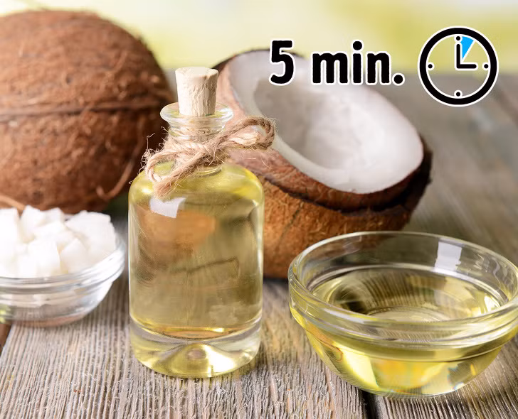 Dầu dừa là một trong những “mỹ phẩm” thiên nhiên giải quyết mọi vấn đề của mái tóc. Ảnh: Brightside