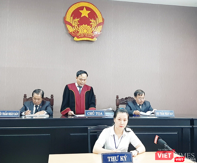 Chủ tọa phiên tòa thay mặt HĐXX tuyên án vụ việc BV FV khởi kiện bệnh nhân của mình Chủ tọa phiên tòa thay mặt HĐXX tuyên án vụ việc BV FV khởi kiện bệnh nhân của mình