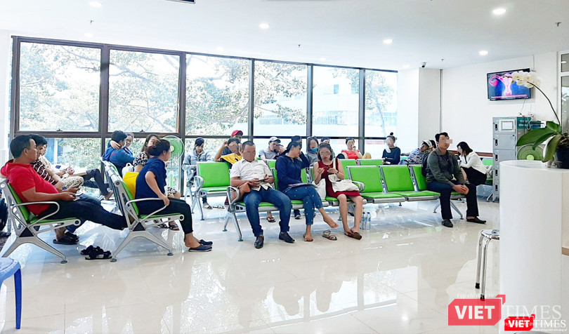 Gần 12h trưa, vẫn có rất nhiều cặp vợ chồng đến khám tại Khoa Hiếm muộn (BV Hùng Vương) Gần 12h trưa, vẫn có rất nhiều cặp vợ chồng đến khám tại Khoa Hiếm muộn (BV Hùng Vương)