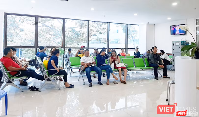 Gần 12h trưa, vẫn có rất nhiều cặp vợ chồng đến khám tại Khoa Hiếm muộn (BV Hùng Vương)