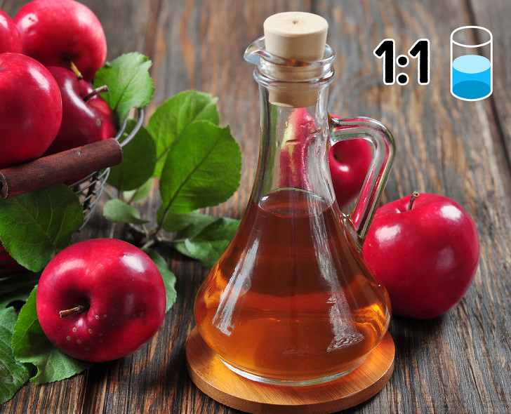 Giấm táo có đặc tính kháng khuẩn cao nên thường được dùng để trị gàu và tình trạng ngứa da đầu. Ảnh: Brightside Giấm táo có đặc tính kháng khuẩn cao nên thường được dùng để trị gàu và tình trạng ngứa da đầu. Ảnh: Brightside