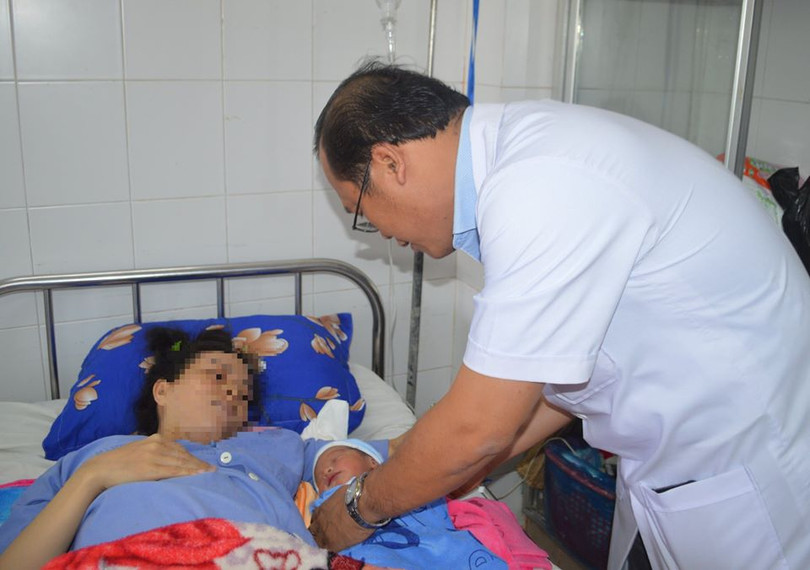 Sau 4 tiếng căng thẳng, bé trai nặng 3.1kg được chào đời khỏe mạnh. Đồng thời, ê kíp bác sĩ đã bảo tồn thành công tử cung cho sản phụ. Ảnh: BVCC