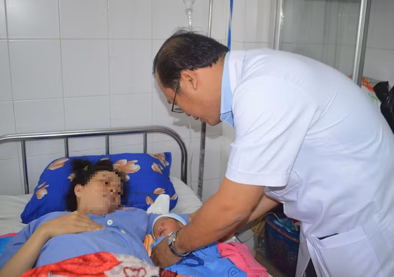 Sau 4 tiếng căng thẳng, bé trai nặng 3.1kg được chào đời khỏe mạnh. Đồng thời, ê kíp bác sĩ đã bảo tồn thành công tử cung cho sản phụ. Ảnh: BVCC