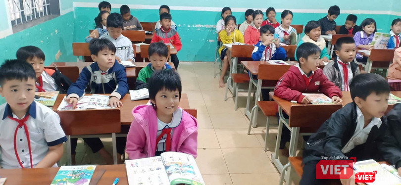 Bé Phương vui mừng khi được đến trường học cùng bạn bè, nghe cô giáo giảng bài Bé Phương vui mừng khi được đến trường học cùng bạn bè, nghe cô giáo giảng bài