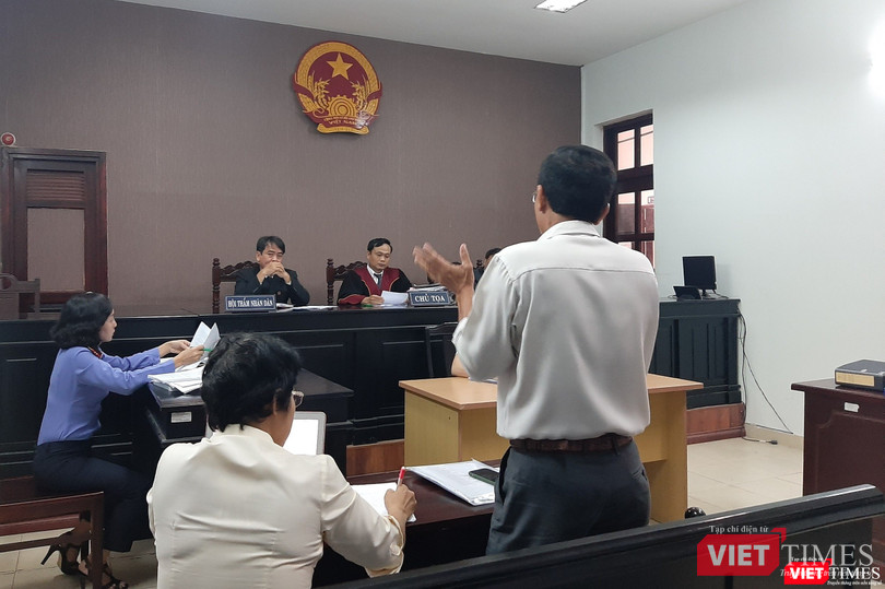 Nguyên đơn trình bày quan điểm tại phiên tòa chiều nay