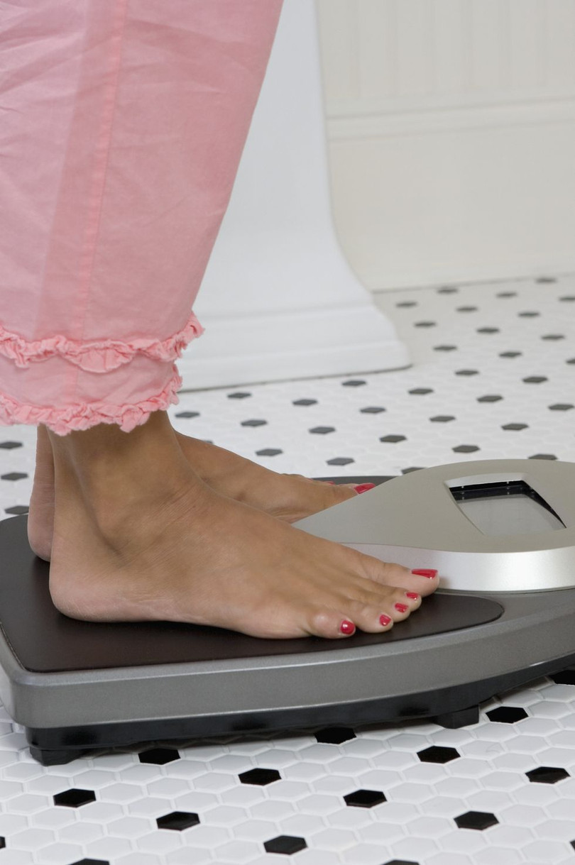 Khi bị sụt cân nhanh chóng mà không rõ lý do, bạn nên đi khám bác sĩ ngay. Ảnh: Womans Day