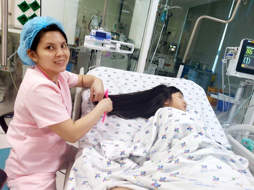 Nhân viên y tế đang chăm sóc cho bệnh nhi