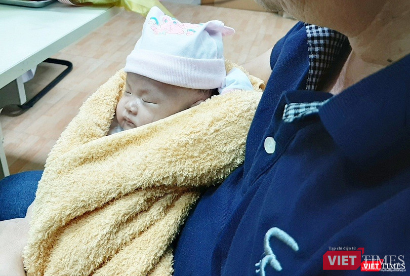 Bé Bình Yên ngủ ngon trong vòng tay cha