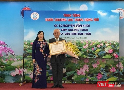 GS.TS Nguyễn Văn Khôi nhận Huân chương Lao động hạng Nhì