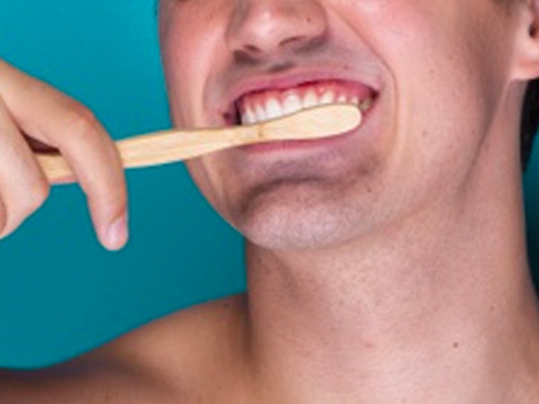 Đánh răng từ đường viền nướu theo chuyển động tròn trong vòng 2-3 phút. Ảnh: Boldsky Đánh răng từ đường viền nướu theo chuyển động tròn trong vòng 2-3 phút. Ảnh: Boldsky