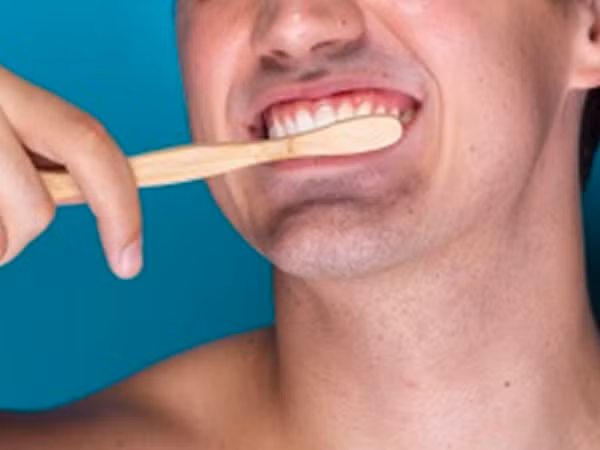 Đánh răng từ đường viền nướu theo chuyển động tròn trong vòng 2-3 phút. Ảnh: Boldsky