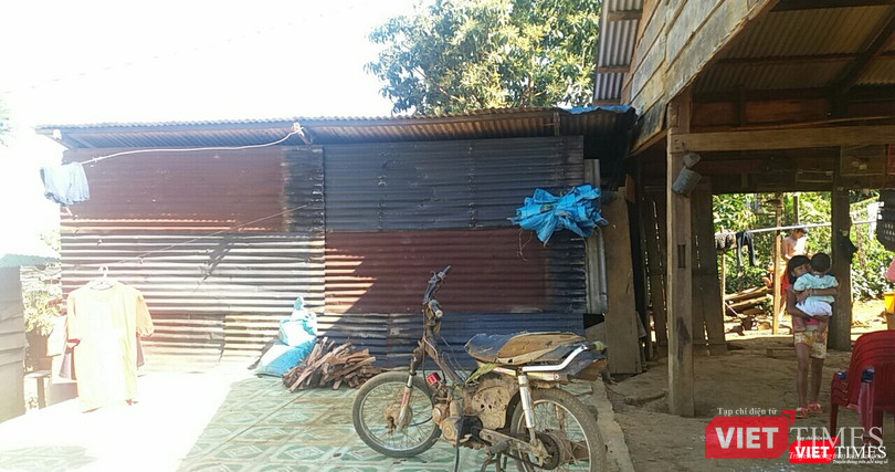 Hiện cả gia đình chị Ka Nghiêm lưu trú trong căn chòi dựng tạm từ những tấm tôn mục nát, phương tiện đi lại là chiếc xe máy "cà tàng"