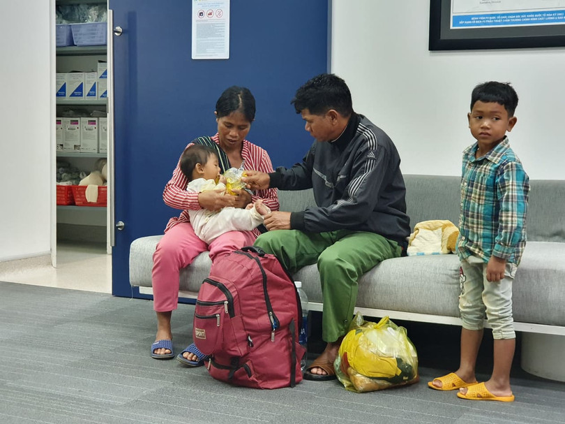 Quỹ Nâng Bước Tuổi Thơ đã tài trợ cho gia đình bé K'Mười toàn bộ chi phí đi lại, ăn uống cũng như phẫu thuật khối u