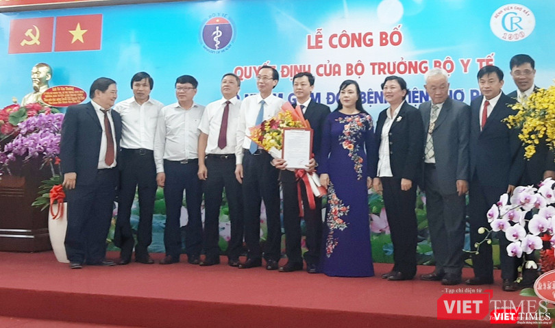 Bộ trưởng Bộ Y tế và Ban lãnh đạo BV Chợ Rẫy chúc mừng BS CK 2 Nguyễn Tri Thức