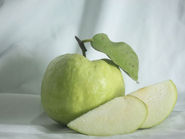 Những quả ổi tươi ngon còn mang đến nhiều lợi ích cho làn da và mái tóc. Ảnh: Boldsky