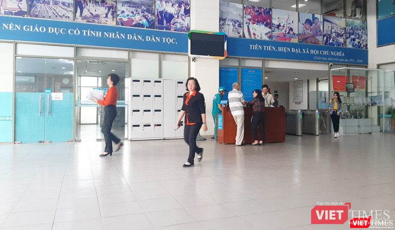 Chiều cùng ngày, nhiều người ra vào Sở GD&ĐT TP.HCM để họp và giải quyết công việc, phóng viên VietTimes vẫn không được phép vào bên trong.