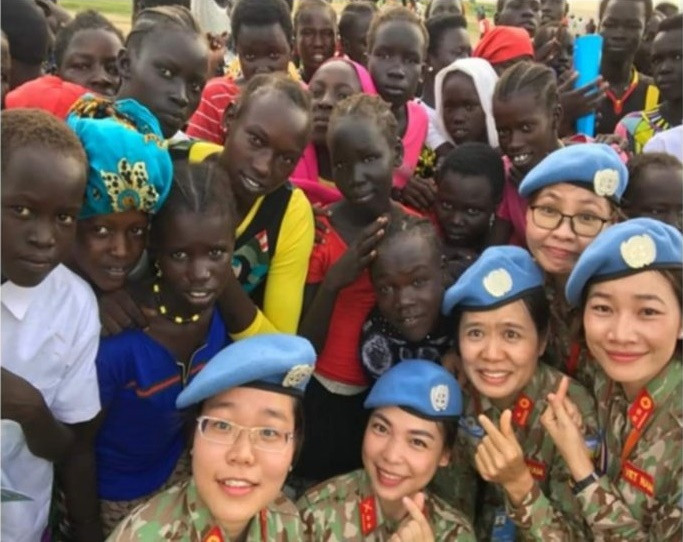 Các em nhỏ ở Nam Sudan chụp hình "tự xướng" cùng các y bác sĩ BV dã chiến cấp 2 số 1. Ảnh: P.T.T.T