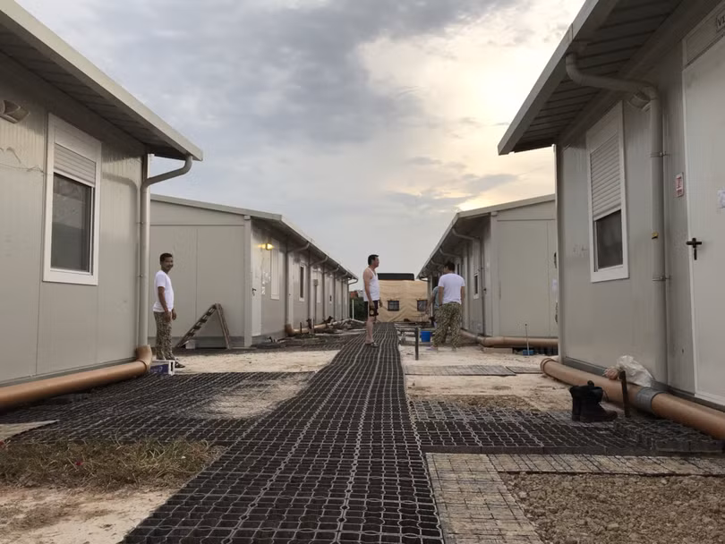 Vùng đất khô cằn sỏi đá, nơi ở của 63 y, bác sĩ cũng rất hoang sơ. Ảnh: Trung tá Bùi Đức Thành Vùng đất khô cằn sỏi đá, nơi ở của 63 y, bác sĩ cũng rất hoang sơ. Ảnh: Trung tá Bùi Đức Thành