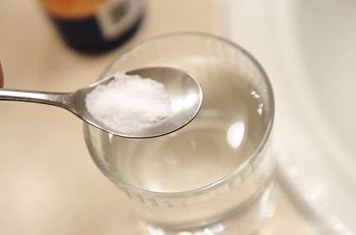 Nên dùng nước muối với lượng muối vừa đủ để mang lại hiệu quả giảm đau họng và không ảnh hưởng đến sức khỏe. Ảnh: Waterbenefitshealth