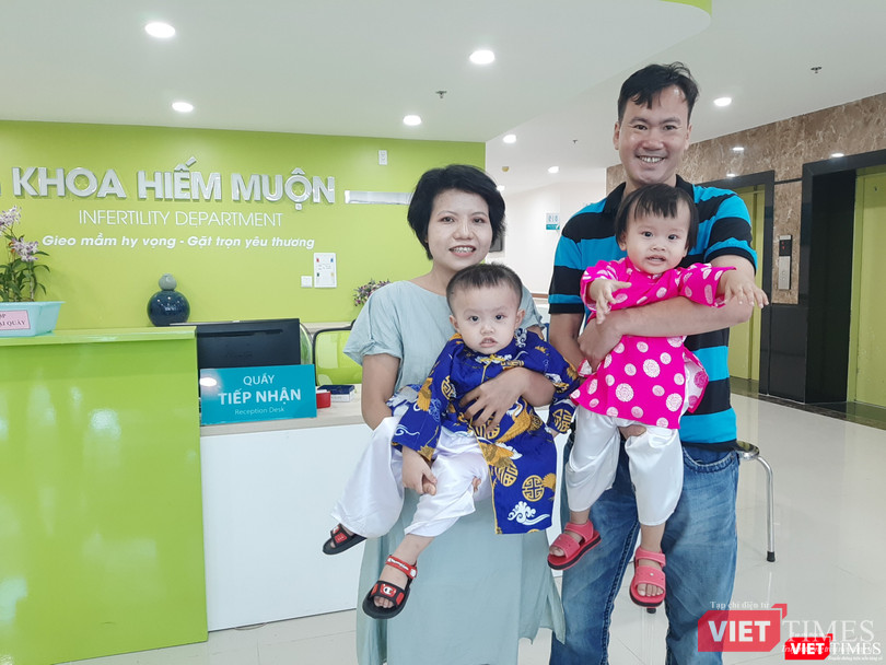 Vợ chồng chị Nhân vui mừng khi có được hai bé song sinh sau quá trình chữa trị vô sinh hiếm muộn Vợ chồng chị Nhân vui mừng khi có được hai bé song sinh sau quá trình chữa trị vô sinh hiếm muộn