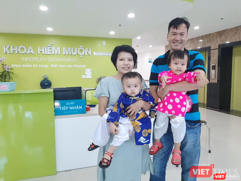 Vợ chồng chị Nhân vui mừng khi có được hai bé song sinh sau quá trình chữa trị vô sinh hiếm muộn