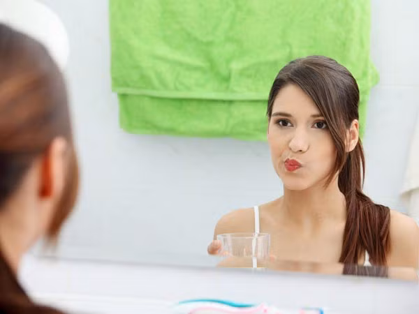 Súc miệng với nước để làm sạch khoang miệng. Ảnh: Boldsky