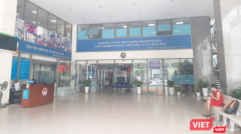 Sở GD&ĐT TP.HCM sáng ngày 13/12, bảo vệ cho biết cơ quan đang họp chi bộ