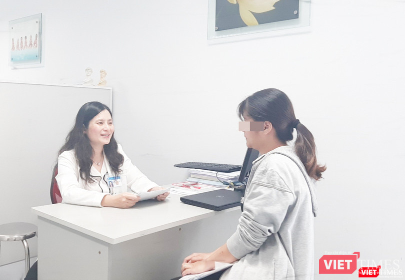 Bác sĩ Lê Thị Minh Châu - Trưởng Khoa Hiếm muộn (BV Từ Dũ) khám cho bệnh nhân Bác sĩ Lê Thị Minh Châu - Trưởng Khoa Hiếm muộn (BV Từ Dũ) khám cho bệnh nhân