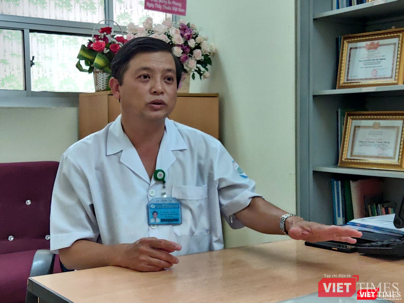 Bác sĩ Nguyễn Thanh Phong cho biết bệnh nhân sau khi điều trị khỏi bệnh COVID-19 mà tiếp xúc với người bị nhiễm thì có thể tái nhiễm. Ảnh: Hòa Bình Bác sĩ Nguyễn Thanh Phong cho biết bệnh nhân sau khi điều trị khỏi bệnh COVID-19 mà tiếp xúc với người bị nhiễm thì có thể tái nhiễm. Ảnh: Hòa Bình