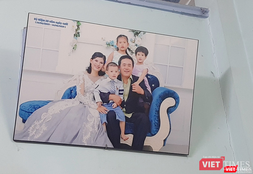 Trước khi ra đi, chị M.T. đã kịp chụp lại bức ảnh cưới cùng gia đình. Anh Tuấn trân trọng treo ảnh vợ ngay trước phòng khách như để nhắc mình và các con luôn nhớ về hành động cao đẹp của người mẹ. Ảnh: Nguyễn Trăm