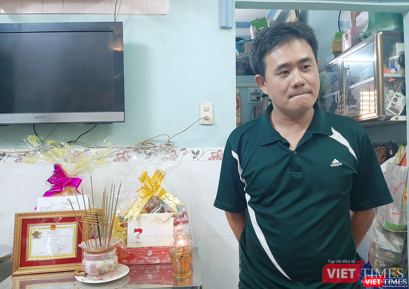 Anh Tuấn ngậm ngùi nhớ lại lời trăn trối của vợ. Ảnh: Nguyễn Trăm