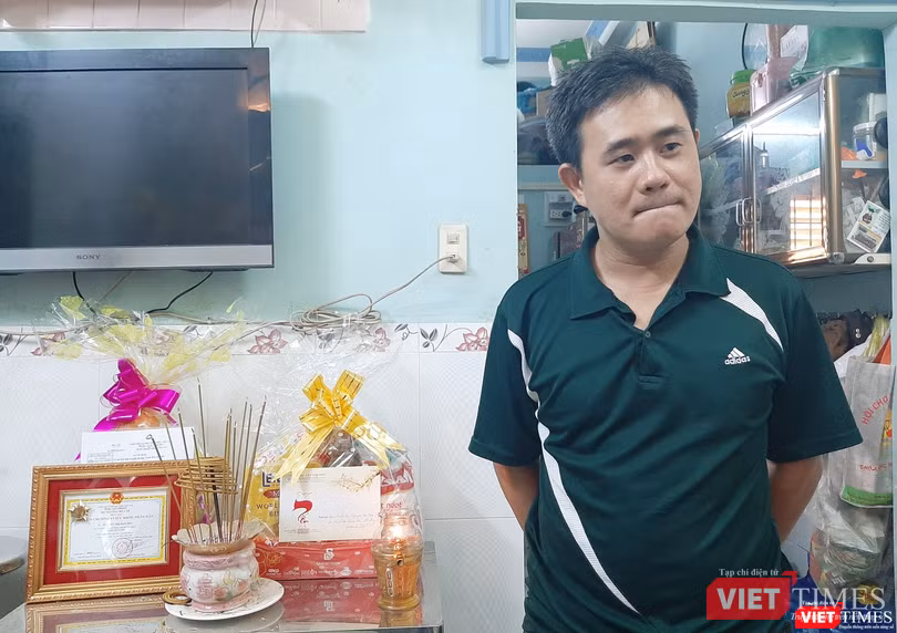 Anh Tuấn ngậm ngùi nhớ lại lời trăn trối của vợ. Ảnh: Nguyễn Trăm