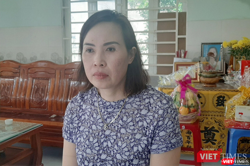 Chị Cao Thị Hồng Ánh ngậm ngùi nhớ lại những khoảnh khắc vào cuối đời của người bạn hàng xóm. Ảnh: Nguyễn Trăm