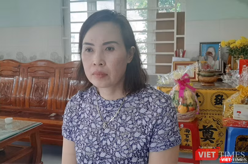 Chị Cao Thị Hồng Ánh ngậm ngùi nhớ lại những khoảnh khắc vào cuối đời của người bạn hàng xóm. Ảnh: Nguyễn Trăm