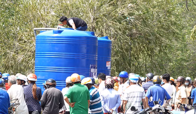 Người dân đổ xô đi lấy nước ngọt về dùng. Ảnh: Thanh Niên