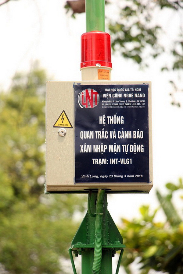 Hệ thống quan trắc và cảnh báo xâm nhập mặn tự động với dữ liệu được cập nhật liên tục qua hệ thống Internet. Ảnh: Báo Vĩnh Long