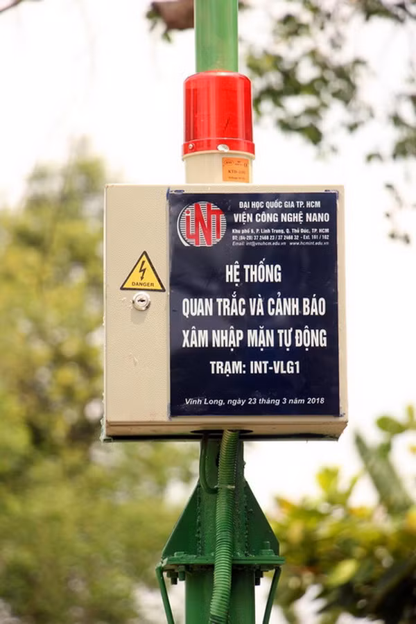 Hệ thống quan trắc và cảnh báo xâm nhập mặn tự động với dữ liệu được cập nhật liên tục qua hệ thống Internet. Ảnh: Báo Vĩnh Long