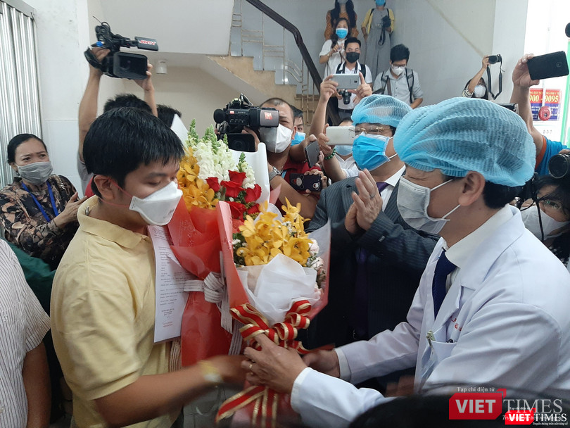 Giáo sư Nguyễn Tri Thức - Giám đốc Bệnh viện Chợ Rẫy chúc mừng bệnh nhân Li Zihchao được xuất viện vào ngày 4/1. Ảnh: nguyễn Trăm