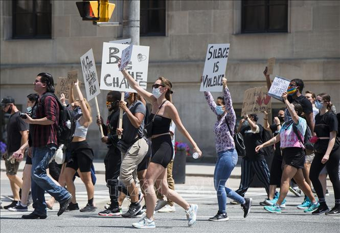 Người dân Canada tuần hành chống phân biệt chủng tộc. Ảnh: TTXVN